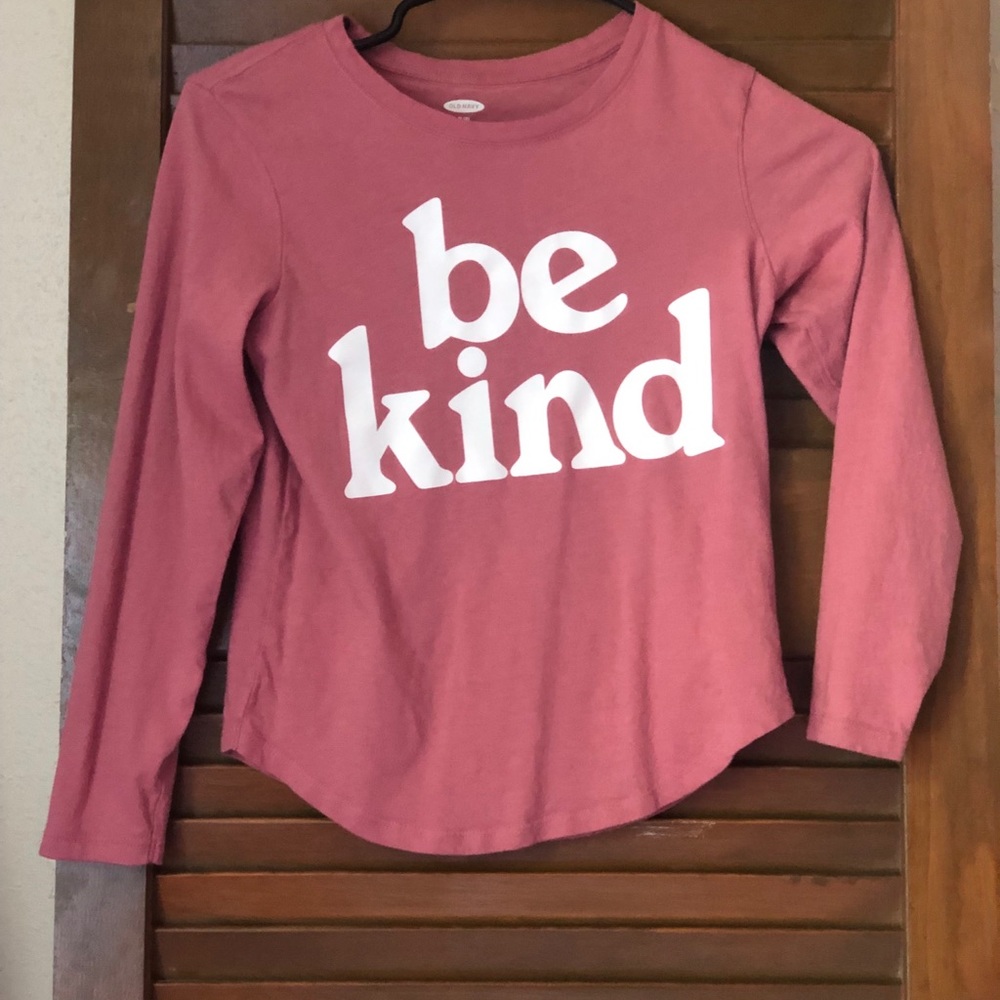 A pink shirt be kind